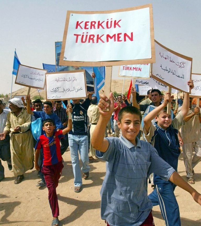 العلم الكردي مرفوع بجانب العلم العراقي في كركوك (الفرنسية)