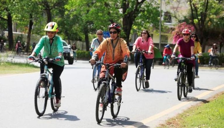 نساء يقدن دراجات في سباق بباكستان