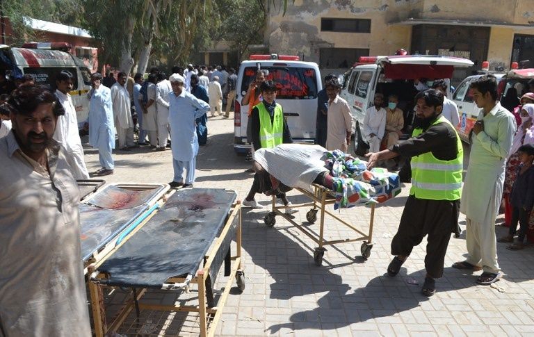 المسعفون ينقلون عدد من الضحايا (رويترز)