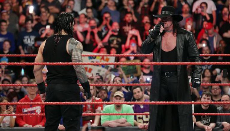 رومان رينز ينظر إلى مقبرته