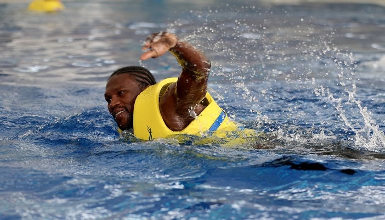 كوزمين في حوض السباحة