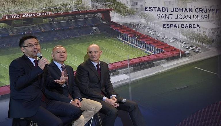 رئيس برشلونة يستعرض مشروع ملعب كرويف