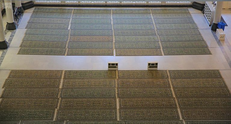 غسل أرضيات المسجد الحرام وممراته وسطحه بماكينات حديثة