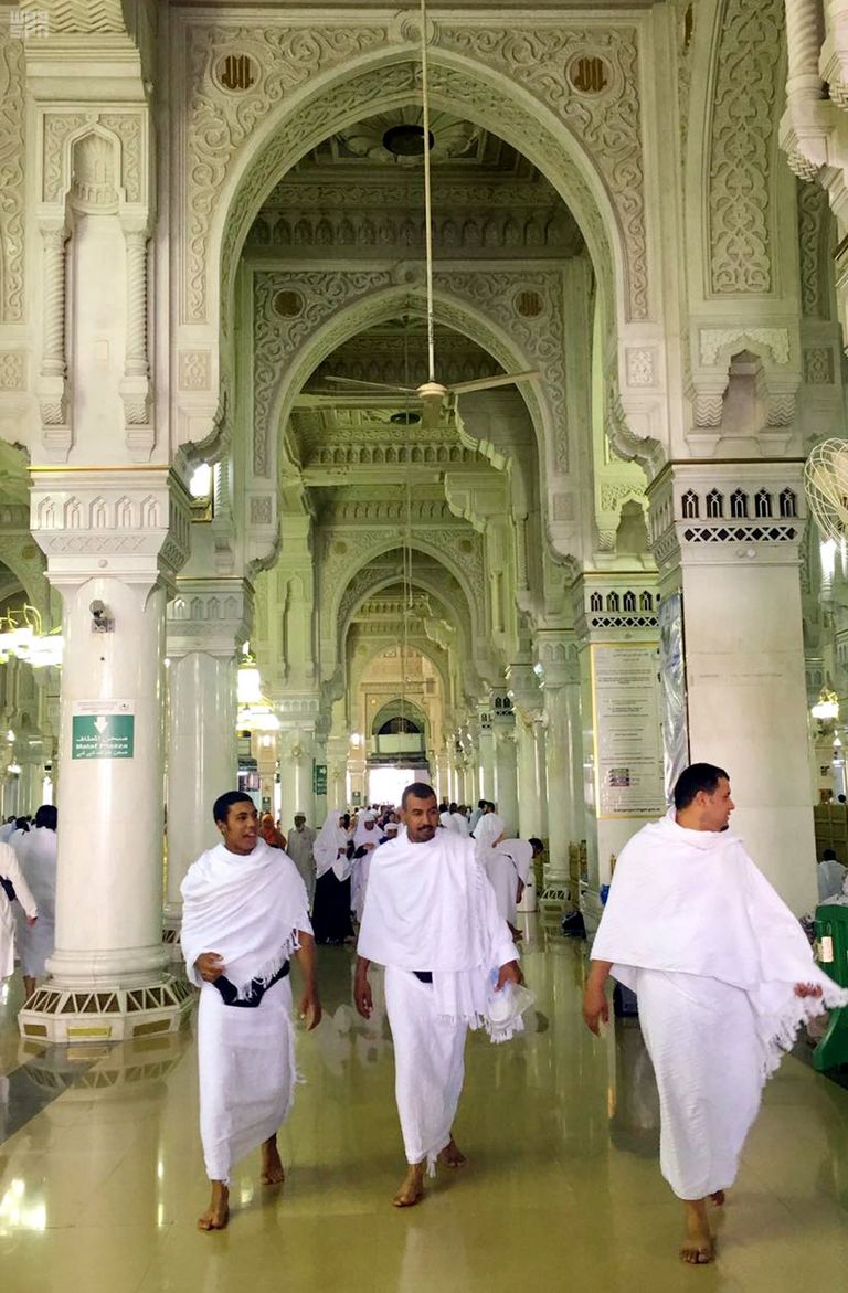 غسل أرضيات المسجد الحرام وممراته وسطحه بماكينات حديثة