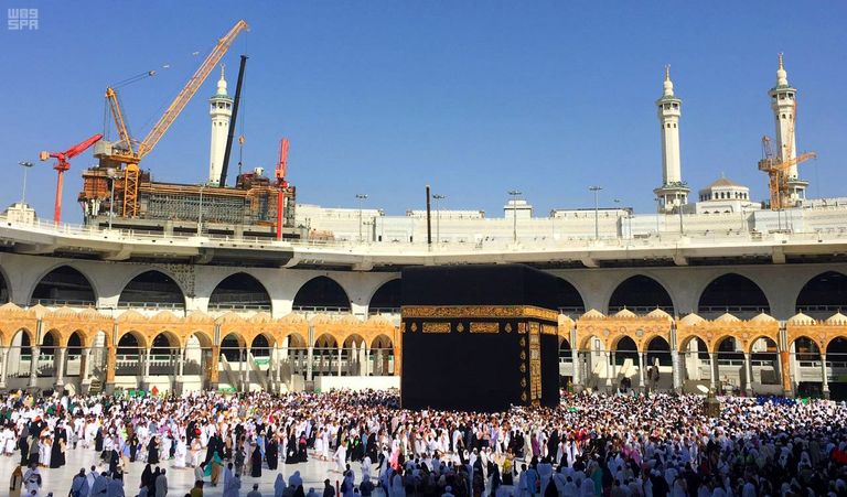 غسل أرضيات المسجد الحرام وممراته وسطحه بماكينات حديثة