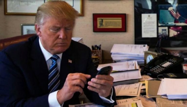 ترامب يغرد على هاتفه