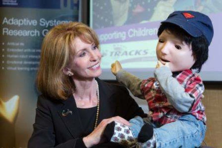 الهدف مساعدة أطفال التوحد على استكشاف مهارات التواصل البشرية الأساسية