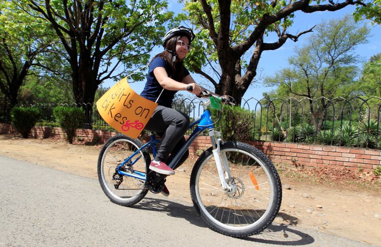 نساء يقدن دراجات في سباق بباكستان