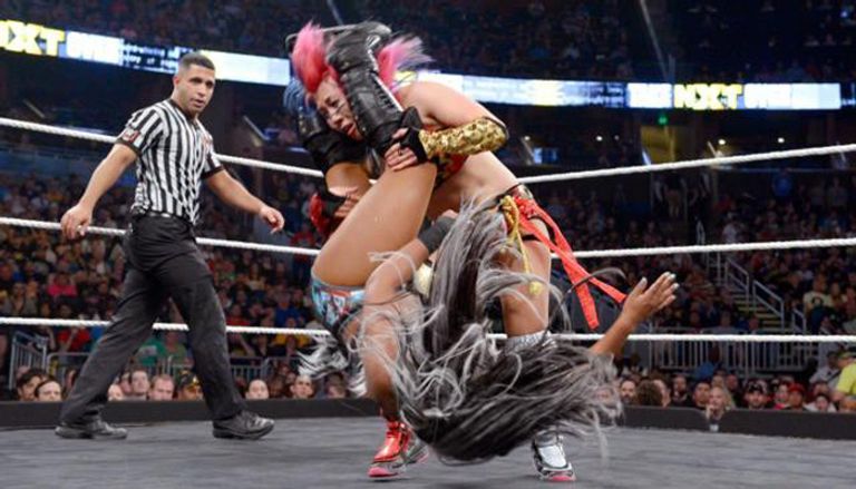 أسكا توجه ضربة رجل إلى إمبر مون