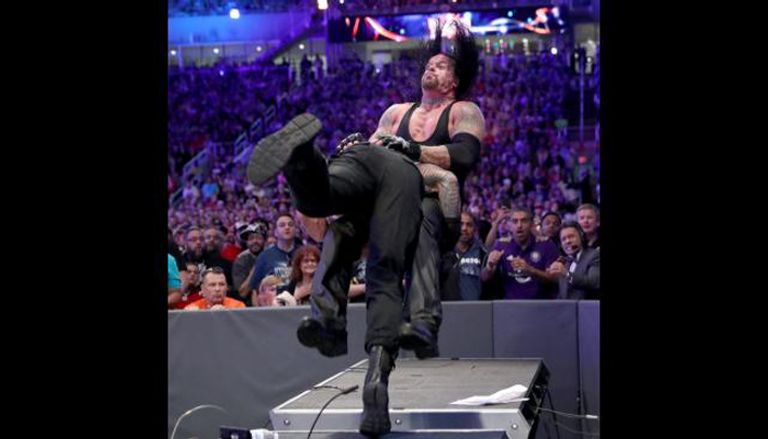 أندرتيكر يحيي الجمهور