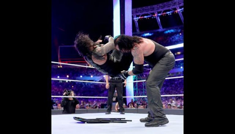 أندرتيكر يحيي الجمهور