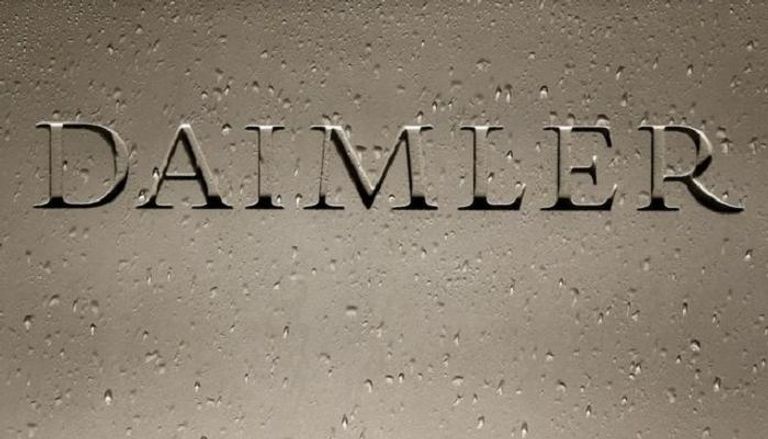 شعار شركة دايملر الشركة الأم لمرسيدس بنز وعليه قطرات من المطر