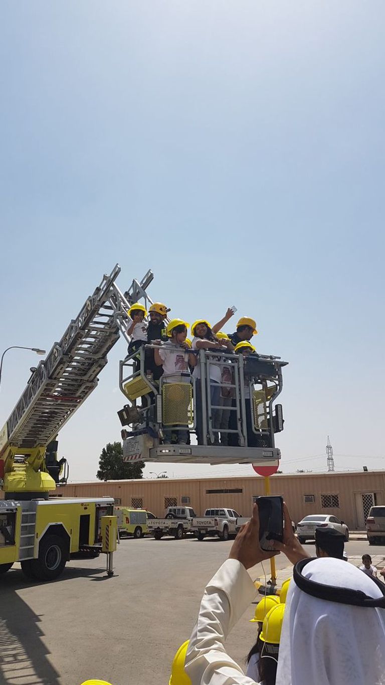 سعادة غامرة على وجه طفلة أثناء تعلمها الإطفاء