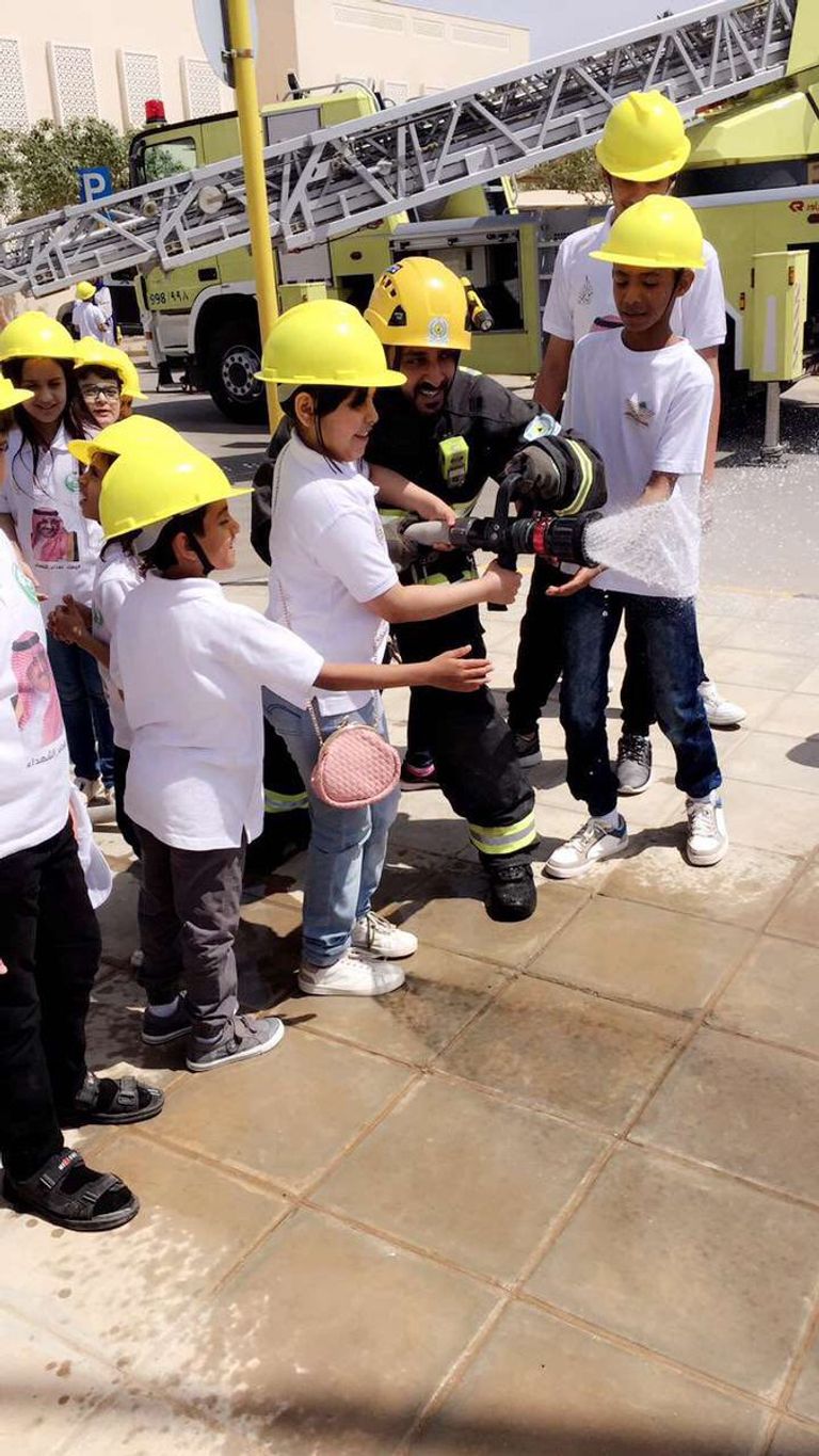 سعادة غامرة على وجه طفلة أثناء تعلمها الإطفاء