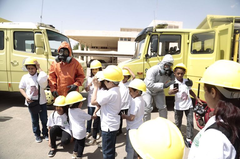 سعادة غامرة على وجه طفلة أثناء تعلمها الإطفاء