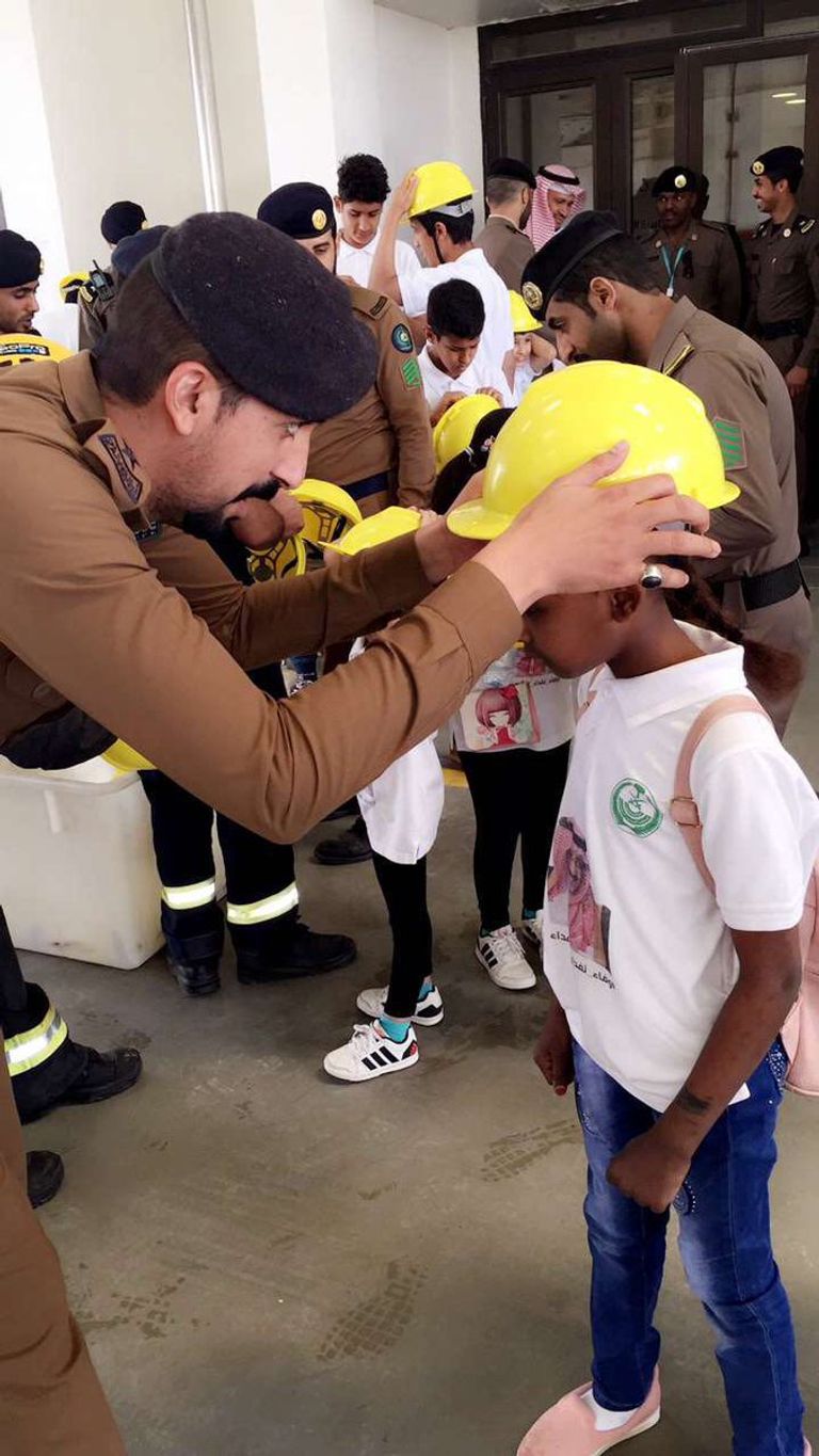 سعادة غامرة على وجه طفلة أثناء تعلمها الإطفاء