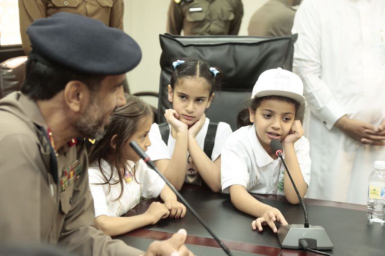 سعادة غامرة على وجه طفلة أثناء تعلمها الإطفاء