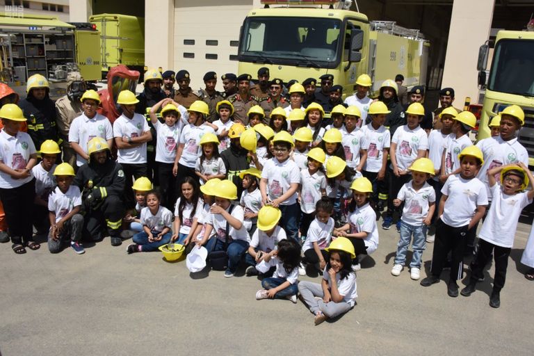 سعادة غامرة على وجه طفلة أثناء تعلمها الإطفاء