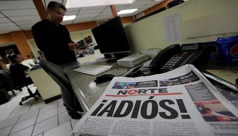 صحفي مكسيكي يقف بجوار عدد الأحد من صحيفة (نورتي) 