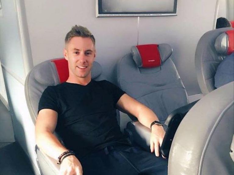 في البداية قام بتدريس الإنجليزية في تايلاند لجمع الأموال