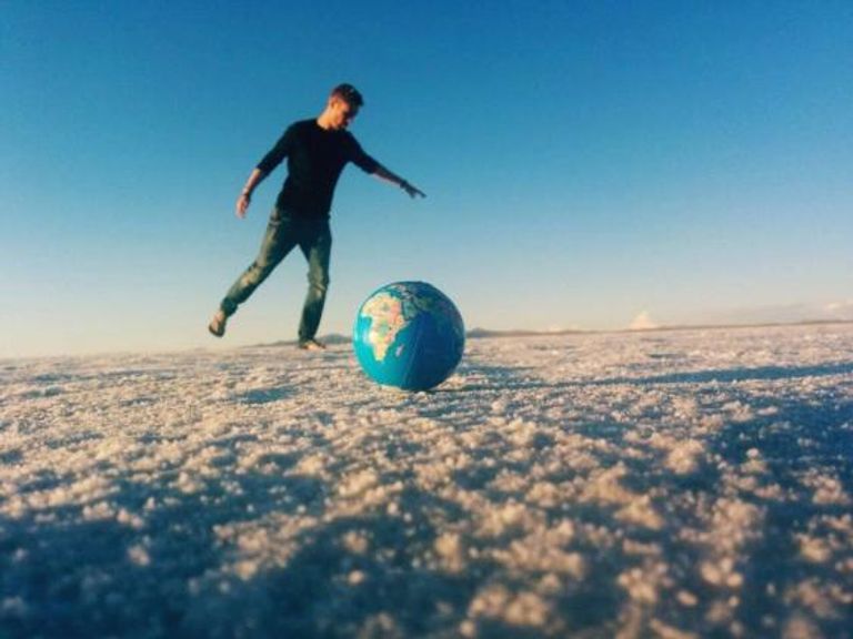 في البداية قام بتدريس الإنجليزية في تايلاند لجمع الأموال