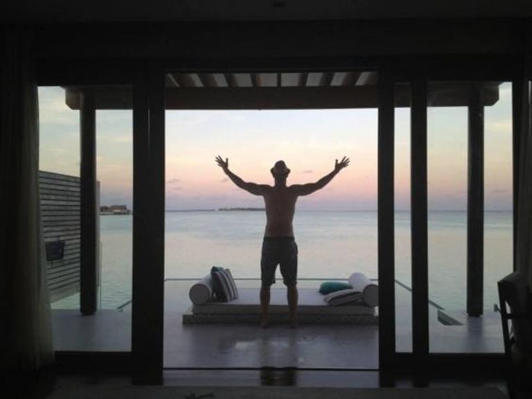 في البداية قام بتدريس الإنجليزية في تايلاند لجمع الأموال