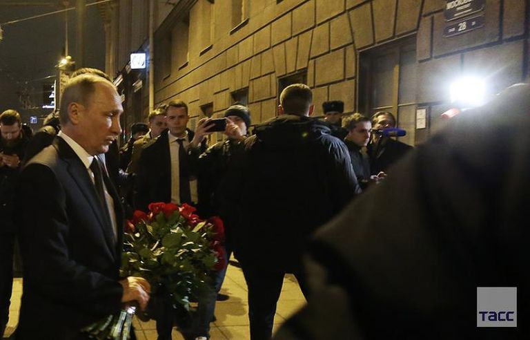 بوتين يضع إكليلا من الزهور في موقع التفجير