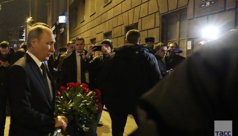 بوتين يضع إكليلا من الزهور في موقع التفجير