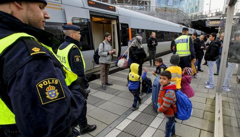 أطفال وضباط الشرطة في السويد