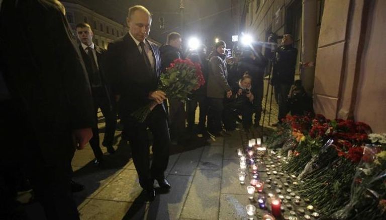 بوتين يضع إكليلا من الزهور في مترو سان بطرسبرج - رويترز