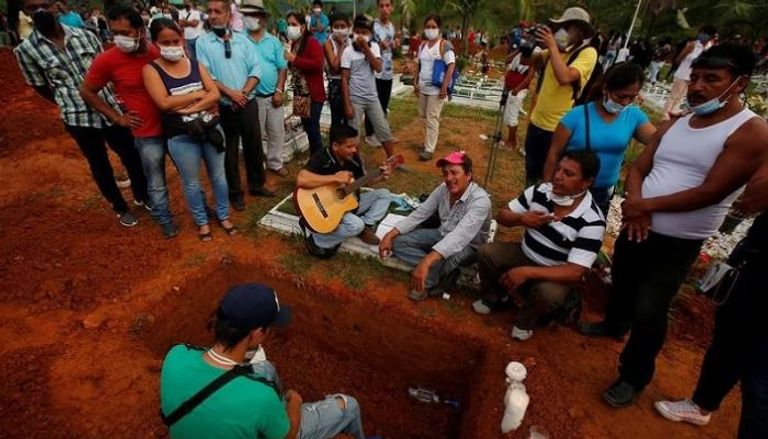 أسرة كولومبية تدفن أحد ضحايا الانهيارات الأرضية - رويترز