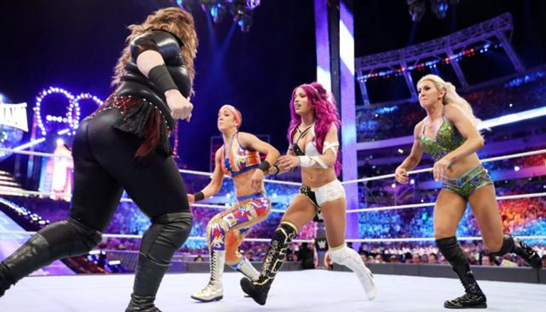 بايلي ترفع حزام البطولة