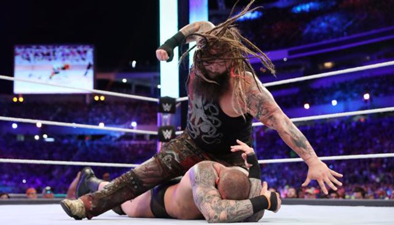 راندي أورتن يرفع حزام البطولة بعد الفوز