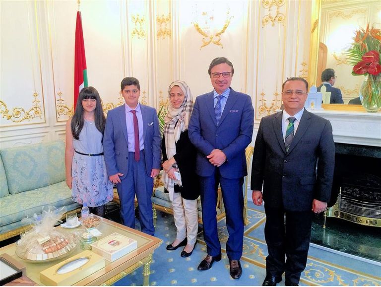  أديب البلوشي وشقيقته دانة أثناء تكريم