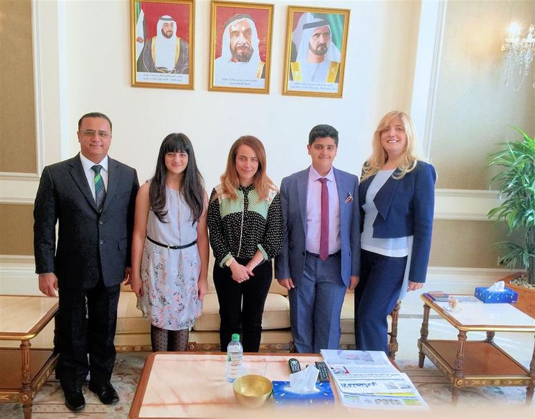  أديب البلوشي وشقيقته دانة أثناء تكريم