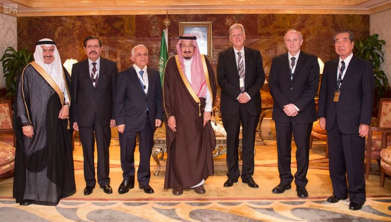 الملك سلمان بن عبدالعزيز آل سعود يتسلم الجائزة