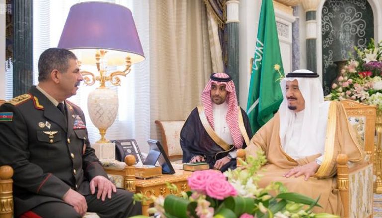 العاهل السعودي خلال لقائه وزير دفاع أذربيجان