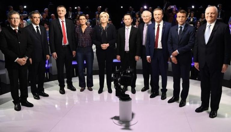 المرشحون في صورة جماعية خلال المناظرة (الفرنسية)