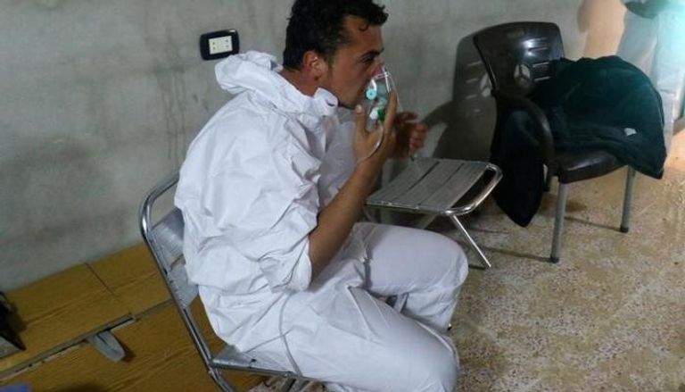 رجل يستنشق الأكسجين من جهاز صناعي في إدلب 