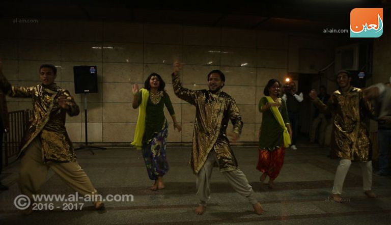 السفير الهندي بالقاهرة يتوسط الفرقة الاستعراضية بمترو أنفاق القاهرة