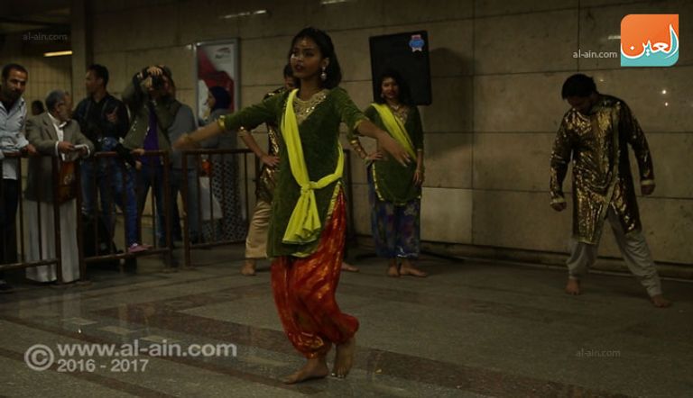 السفير الهندي بالقاهرة يتوسط الفرقة الاستعراضية بمترو أنفاق القاهرة