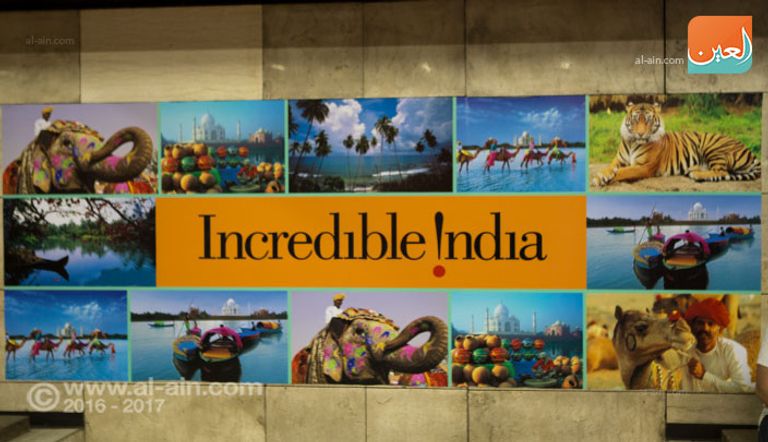 السفير الهندي بالقاهرة يتوسط الفرقة الاستعراضية بمترو أنفاق القاهرة