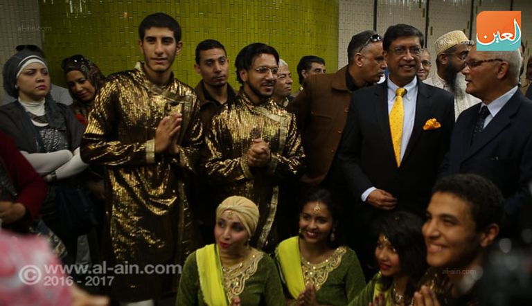 السفير الهندي بالقاهرة يتوسط الفرقة الاستعراضية بمترو أنفاق القاهرة