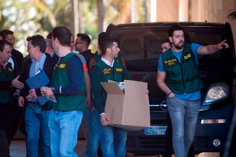 الأمن الإسباني يقوم بعملية المصادرة