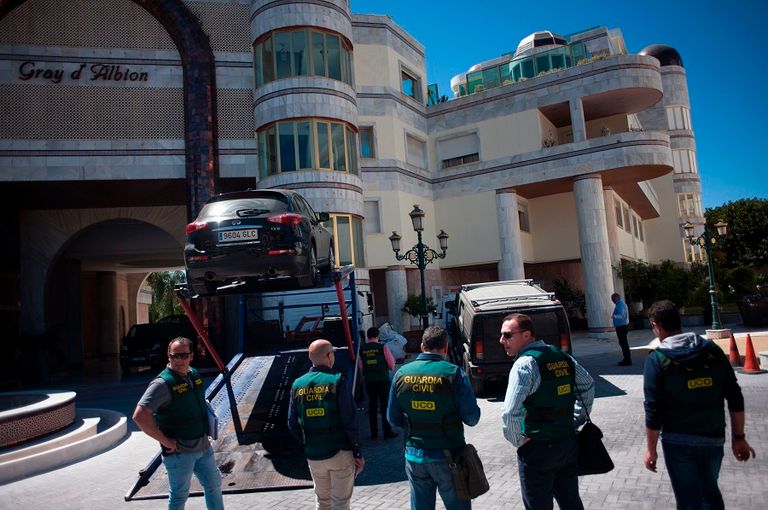 الأمن الإسباني يقوم بعملية المصادرة