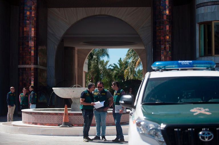 الأمن الإسباني يقوم بعملية المصادرة