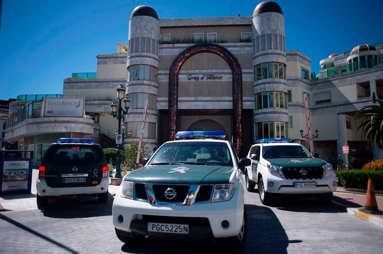 الأمن الإسباني يقوم بعملية المصادرة