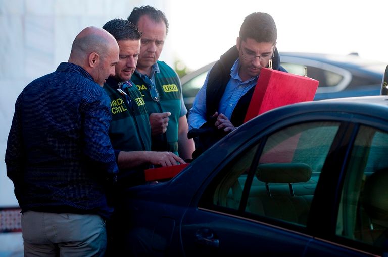 الأمن الإسباني يقوم بعملية المصادرة