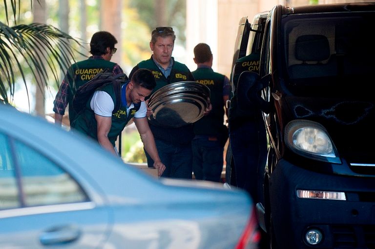 الأمن الإسباني يقوم بعملية المصادرة