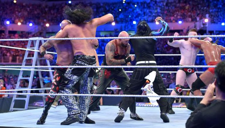 فريق ذا هاردي بويز يحمل حزام بطولة رو للتاج تيم